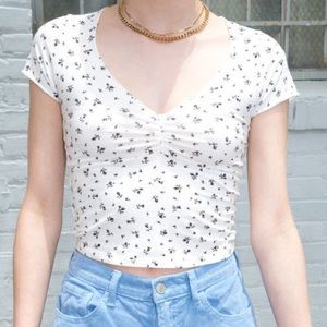 BRANDY MELVILLE WHITE AND BLACK FLOWER T-SHIRT WITH A PINCH V-NECK